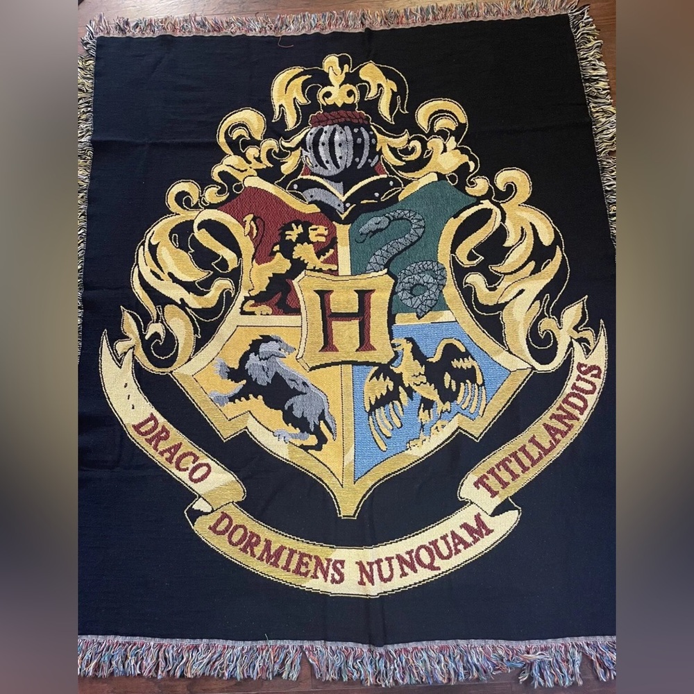 Wizarding World Harry Potter Hogwarts Crest Tapestry Woven Blanket 60x48”